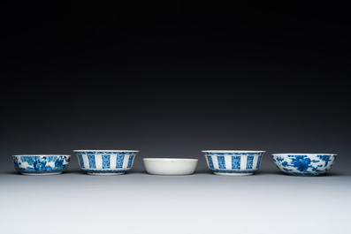 Cinq bols en porcelaine de Chine en bleu et blanc, 19/20&egrave;me