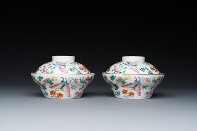 Paire de bols couverts en porcelaine de Chine famille rose &agrave; d&eacute;cor de papillons, marque de Jiaqing, 19&egrave;me