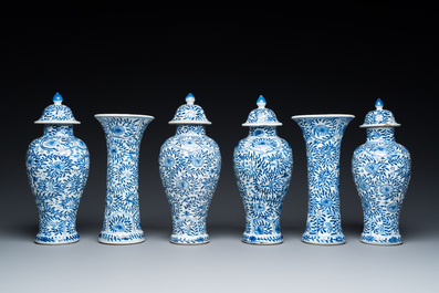 Een Chinees blauw-wit kaststel van zes vazen met floraal decor, Kangxi