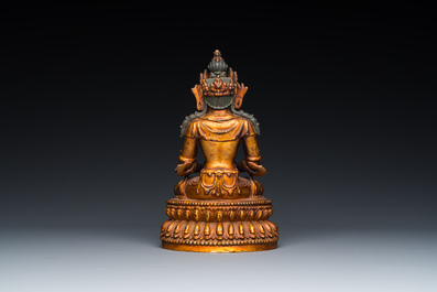 Een fijne Chinese gelakte en vergulde bronzen sculptuur van Boeddha Amitayus, Yongle 大明永樂年施 merk en periode