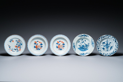 23 Chinese blauw-witte en Imari-stijl borden, Kangxi/Qianlong
