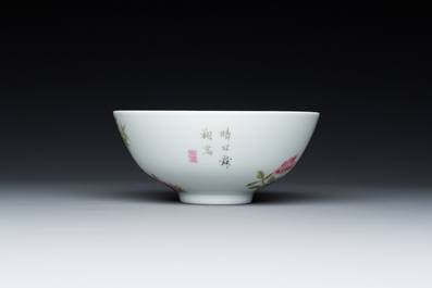 Een Chinese famille rose kom, Yongzheng merk, 20e eeuw