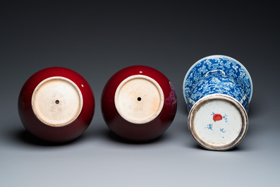 Un vase &agrave; d&eacute;cor 'Shou' en porcelaine de Chine en bleu et blanc et une paire de forme bouteille en sang de boeuf, 19/20&egrave;me