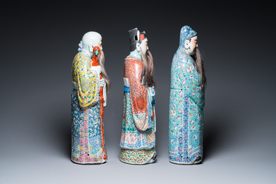 Drie Chinese famille rose figuren van sterrengoden, Zhu Rong Ji Zao 朱榮記造 merk, 19/20e eeuw