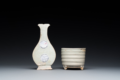 Un vase mural et un br&ucirc;le-parfum en porcelaine de Chine qingbai, Song