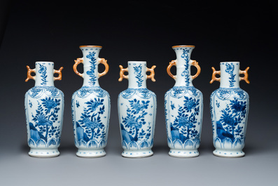 Garniture de cinq vases en porcelaine de Chine en bleu et blanc &agrave; d&eacute;cor floral, Kangxi