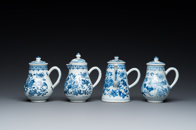 Een zeldzame Chinese blauw-witte set van twee dekselkannen en twee strooiers op onderschotel, Qianlong