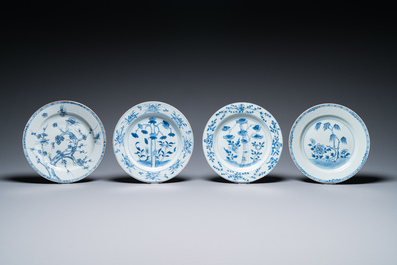 23 Chinese blauw-witte en Imari-stijl borden, Kangxi/Qianlong