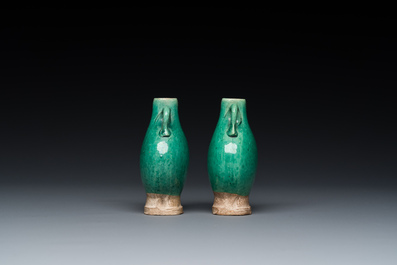 Een paar Chinese groen-geglazuurde miniatuur vaasjes, Ming