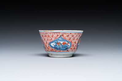 13 stukken Chinees blauw-wit en famille rose porselein, Kangxi en later