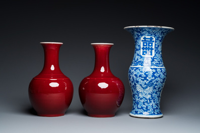 Un vase &agrave; d&eacute;cor 'Shou' en porcelaine de Chine en bleu et blanc et une paire de forme bouteille en sang de boeuf, 19/20&egrave;me