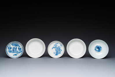 Cinq bols en porcelaine de Chine en bleu et blanc, 19/20&egrave;me