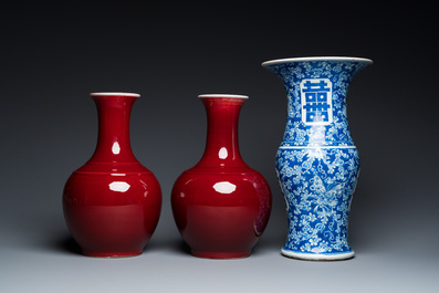 Un vase &agrave; d&eacute;cor 'Shou' en porcelaine de Chine en bleu et blanc et une paire de forme bouteille en sang de boeuf, 19/20&egrave;me