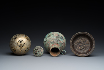 Een diverse collectie Chinese en Tibetaanse objecten in brons, hout en koper, 19/20e eeuw
