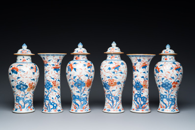 Een Chinees Imari-stijl kaststel van zes vazen met floraal decor, Kangxi