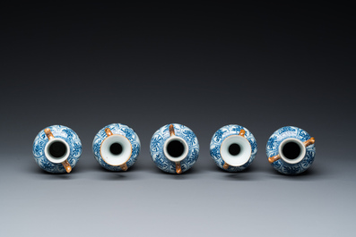 Garniture de cinq vases en porcelaine de Chine en bleu et blanc &agrave; d&eacute;cor floral, Kangxi