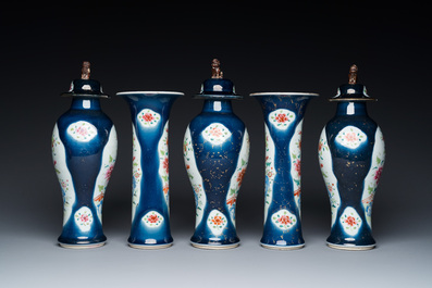 Een Chinees famille rose kaststel van vijf vazen met floraal decor op blauwe fondkleur, Qianlong