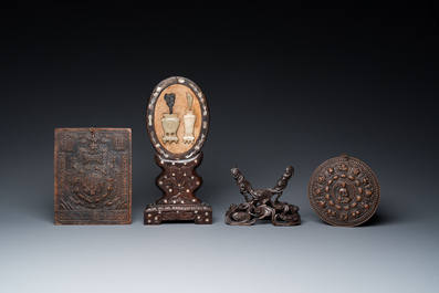 Een diverse collectie Chinese en Tibetaanse objecten in brons, hout en koper, 19/20e eeuw