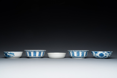 Five Chinese blue and white bowls, 19/20th C.