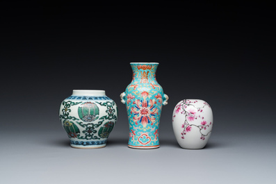 Drie kleine Chinese doucai en famille rose vazen, 19/20e eeuw