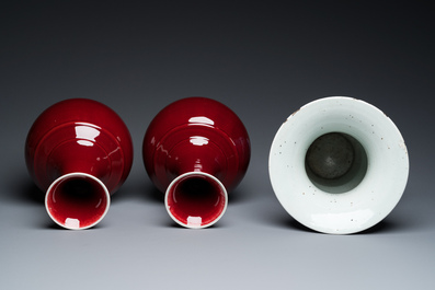 Un vase &agrave; d&eacute;cor 'Shou' en porcelaine de Chine en bleu et blanc et une paire de forme bouteille en sang de boeuf, 19/20&egrave;me