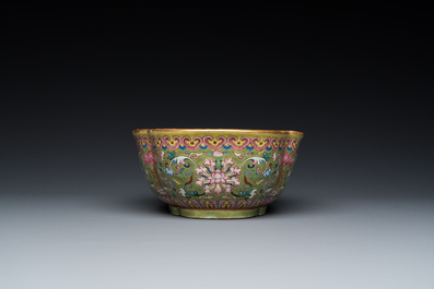 Een Chinese famille rose kom met olijfgroene fondkleur, Daoguang merk en periode