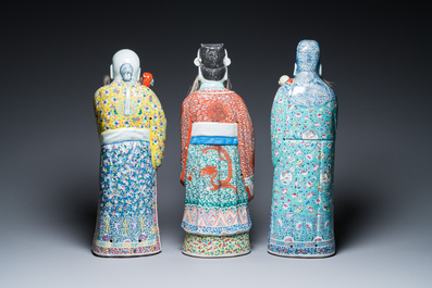 Trois figures de Dieux d'Etoiles en porcelaine de Chine famille rose, marque de Zhu Rong Ji Zao 朱榮記造, 19/20&egrave;me