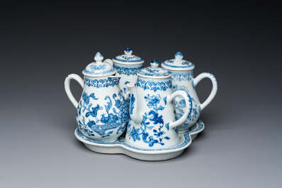 Rare ensemble de deux verseuses et deux saupoudroirs sur support en porcelaine de Chine en bleu et blanc, Qianlong