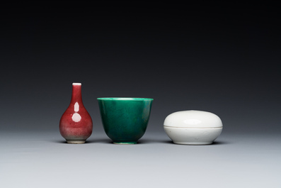 Un vase en porcelaine de Chine en rouge de cuivre, un bol &agrave; th&eacute; en vert et une bo&icirc;te couverte en blanc &agrave; d&eacute;cor anhua, 19/20&egrave;me