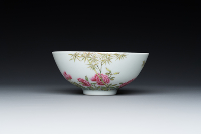 Een Chinese famille rose kom, Yongzheng merk, 20e eeuw