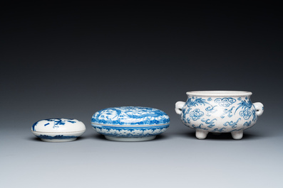 Two Chinese blue and white seal paste boxes and a tripod censer, 19/20th C.