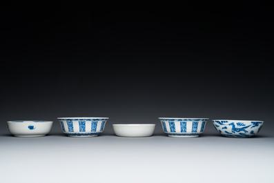 Five Chinese blue and white bowls, 19/20th C.