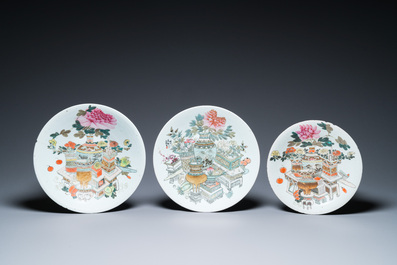 A varied collection of Chinese famille rose and qianjiang cai porcelain, 19/20th C.