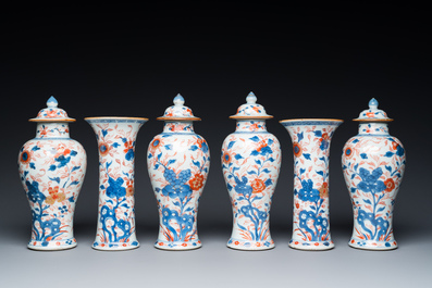 Een Chinees Imari-stijl kaststel van zes vazen met floraal decor, Kangxi