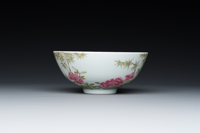 Een Chinese famille rose kom, Yongzheng merk, 20e eeuw