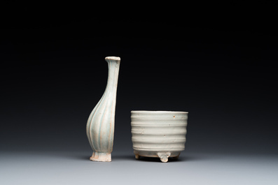 Un vase mural et un br&ucirc;le-parfum en porcelaine de Chine qingbai, Song
