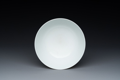 Een Chinese famille rose kom, Yongzheng merk, 20e eeuw