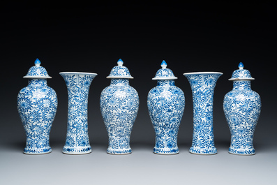 Garniture de six vases en porcelaine de Chine en bleu et blanc &agrave; d&eacute;cor floral, Kangxi