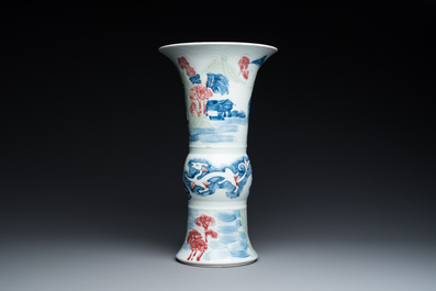 Vase de forme 'yenyen' en porcelaine de Chine en bleu, blanc, c&eacute;ladon et rouge de cuivre, marque de Kangxi, Qing