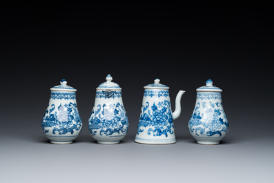 Een zeldzame Chinese blauw-witte set van twee dekselkannen en twee strooiers op onderschotel, Qianlong