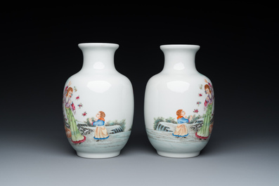 Paire de vases en porcelaine de Chine famille rose, marque de Qianlong, 20&egrave;me