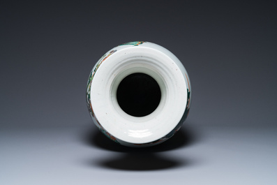 Grand vase en porcelaine de Chine famille verte &agrave; sujet narratif, marque de Kangxi, 19&egrave;me