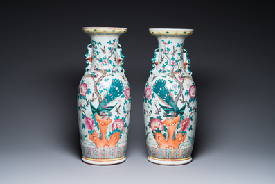 Paire de vases en porcelaine de Chine famille rose &agrave; d&eacute;cor de paons et de ph&eacute;nix, 19&egrave;me