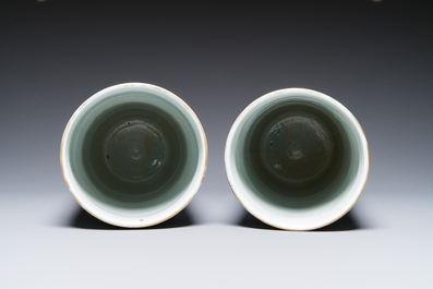 Paire de vases de forme cylindrique en porcelaine de Chine famille rose, 19&egrave;me