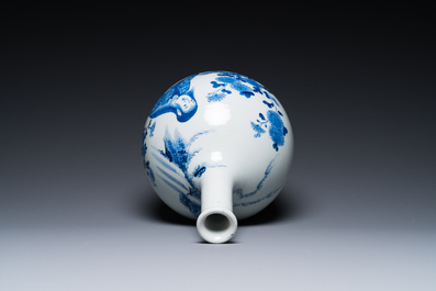 Vase de forme bouteille en porcelaine de Japon en bleu et blanc &agrave; d&eacute;cor d'une dame dans un paysage, Edo, 17/18&egrave;me