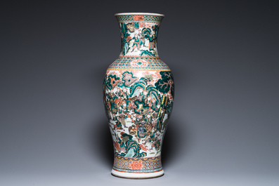Grand vase en porcelaine de Chine famille verte &agrave; d&eacute;cor d'une sc&egrave;ne de guerre, 19&egrave;me