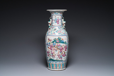 Een Chinese famille rose jardini&egrave;re en een vaas, 19e eeuw
