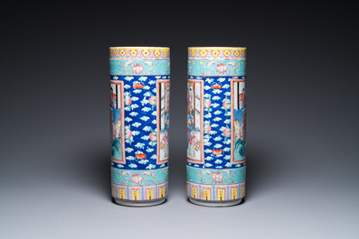 Paire de vases de forme cylindrique en porcelaine de Chine famille rose, 19&egrave;me