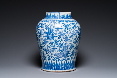 Een Chinese blauw-witte vaas met lotusslingers, Kangxi