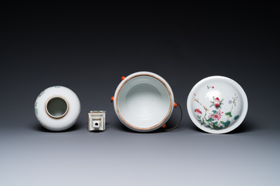 Quatre pi&egrave;ces en porcelaine de Chine famille rose et trois &agrave; fond rouge de corail, 19/20&egrave;me